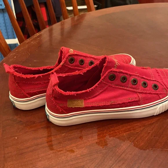 🦊 Blowfish loveless tennis shoes. Red and ready for summer. - Picture 4 of 7